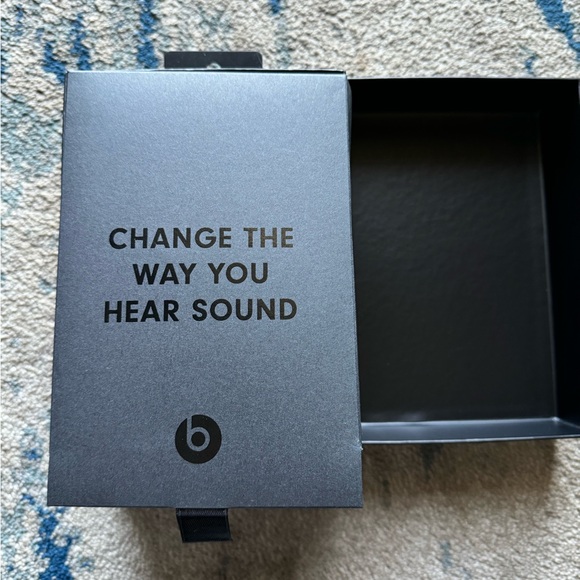 Beats Solo 3 NEW - Picture 2 of 6